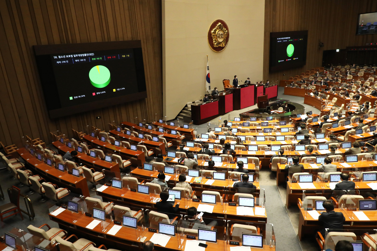 Parliament holds a plenary session for the revision of the youth protection act on Nov. 11. (Yonhap)