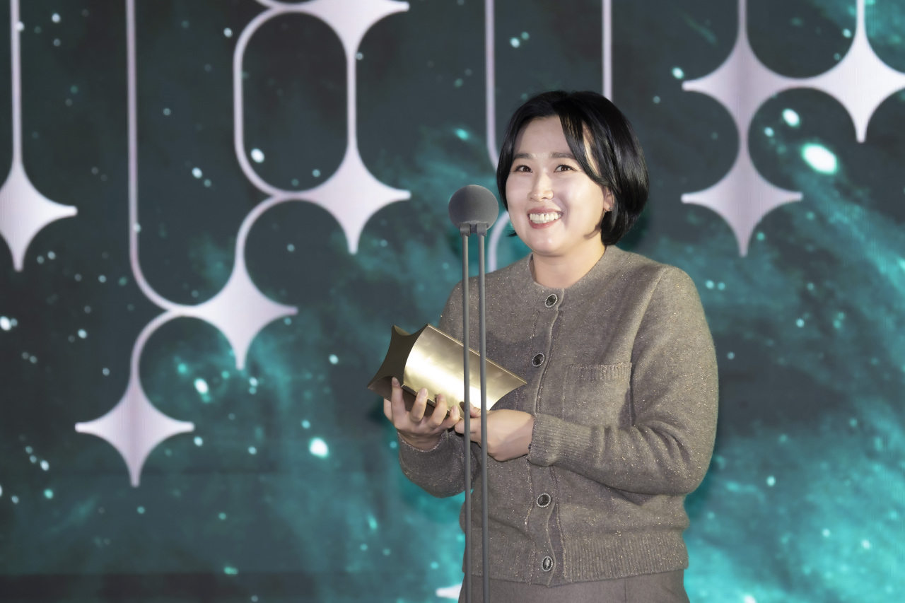 Director Choi Jung-nam wins at the 2021 Visionary Awards at the CJ ENM Center in Mapo-gu, western Seoul, Wednesday. (CJ ENM)