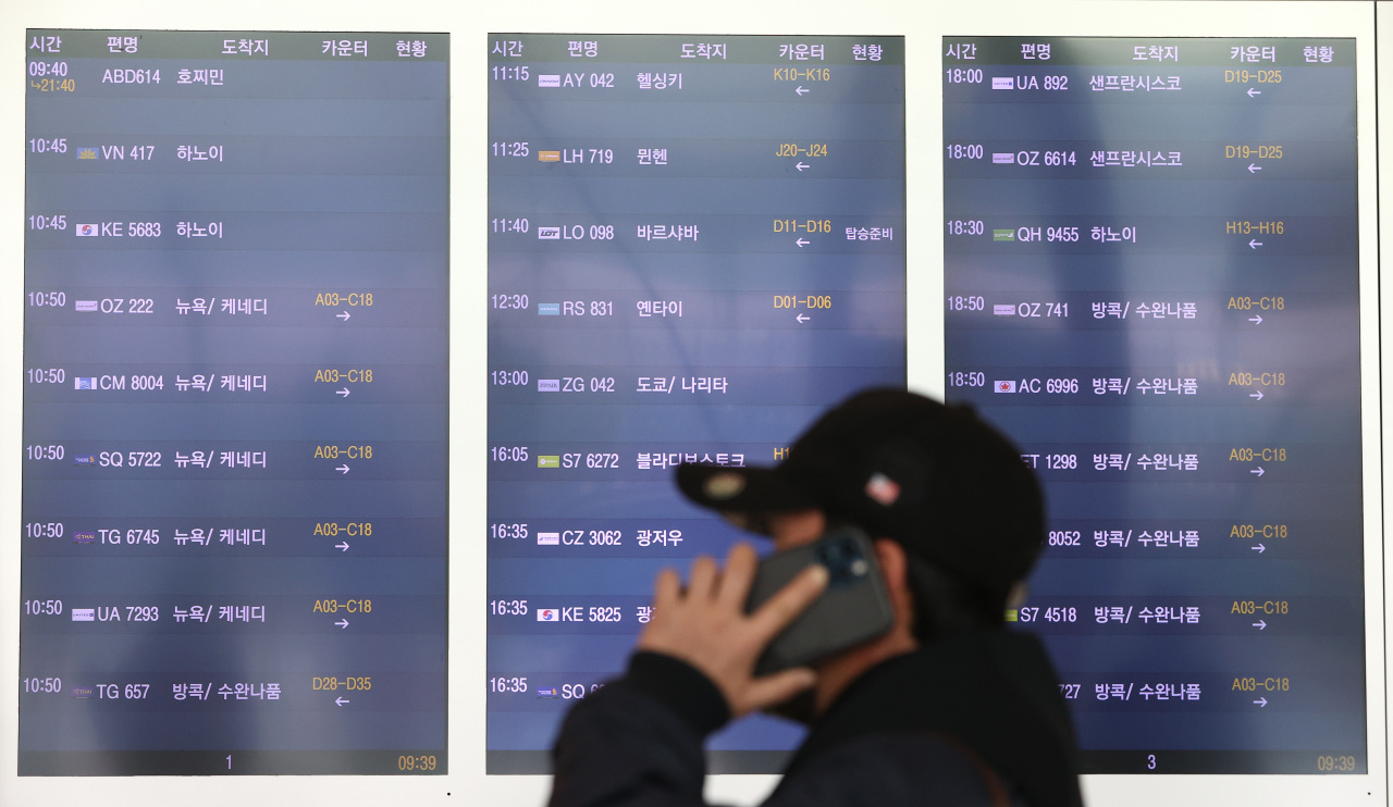 Flight information boards at Incheon Airport on Thursday morning (Yonhap)