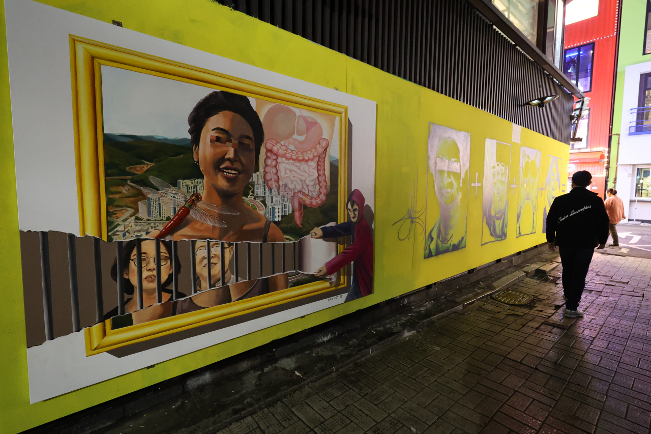Artist Tanksy's mural (left) is shown on Tuesday before it was damaged. (Yonhap)