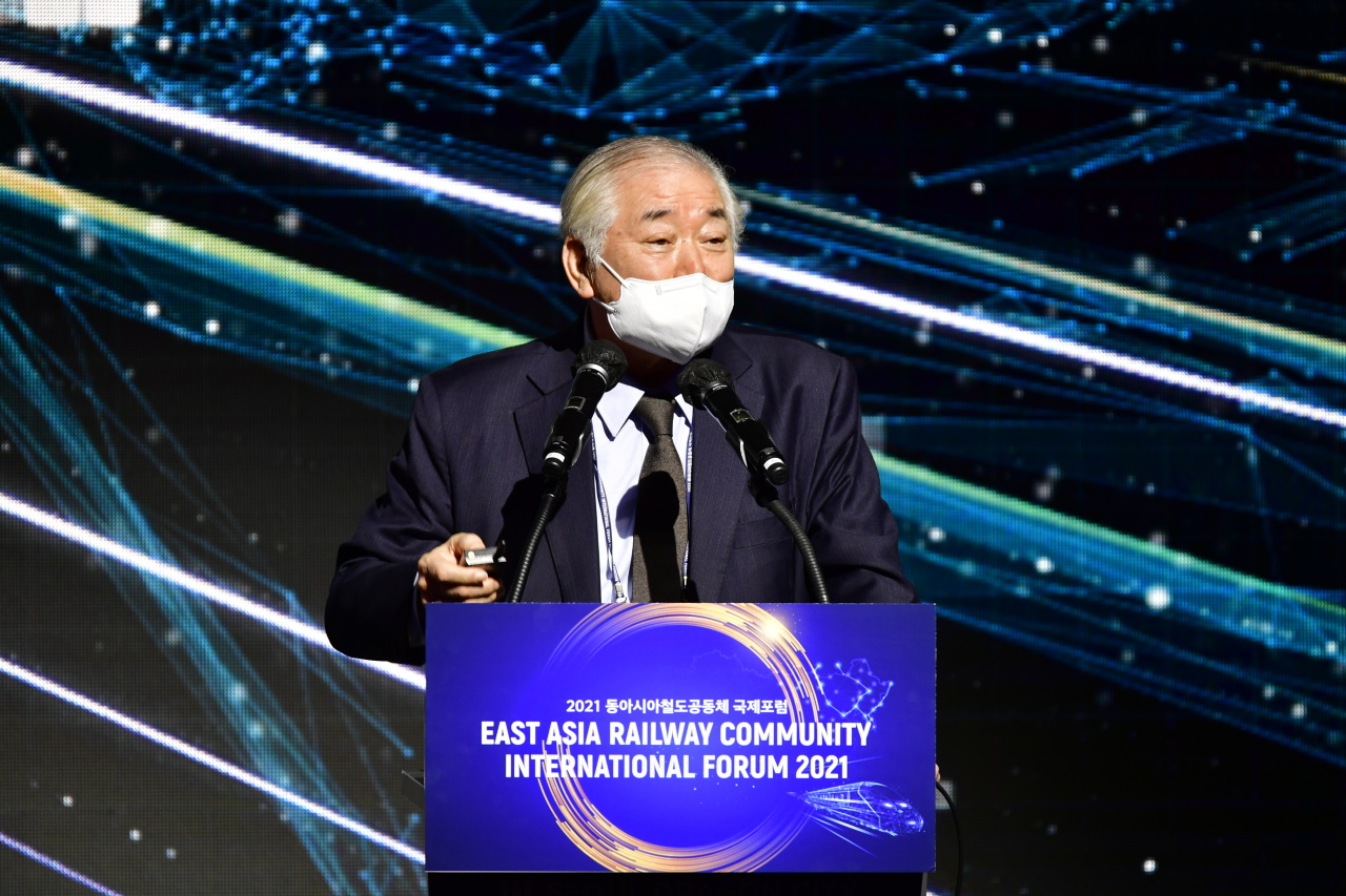 Moon Chung-in, chairman of the Sejong Institute, took part in the East Asia Railway Community International Forum 2021 as keynote speaker.(EARC International Forum)
