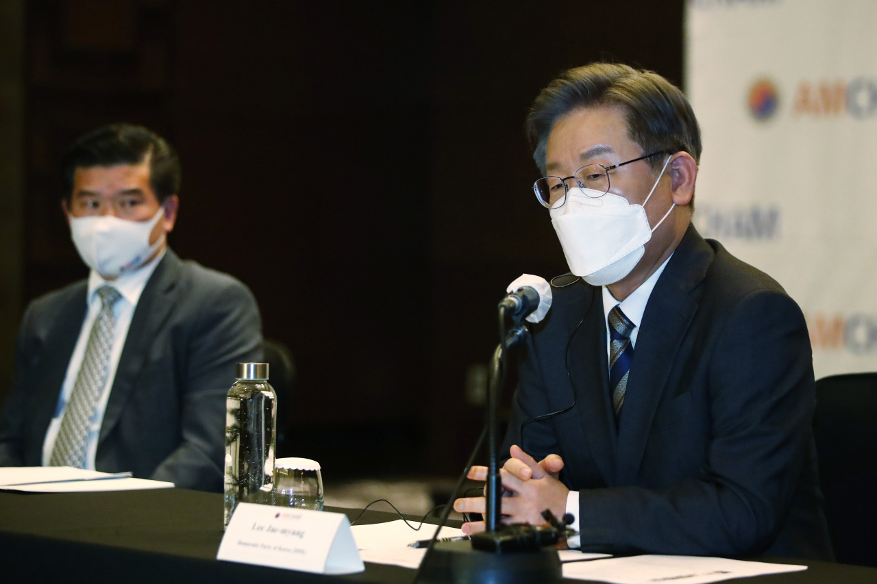 Lee Jae-myung, presidential nominee for the ruling Democratic Party of Korea, speaks Thursday in a meeting with representatives from the American Chamber of Commerce in Korea held in Yeouido, western Seoul. (Joint Press Corps)