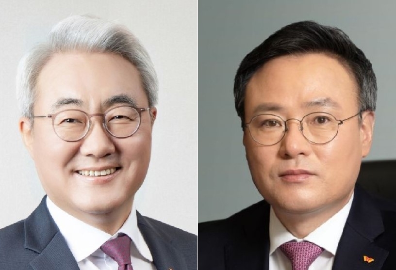 SK Innovation CEO Kim Jun (left) and SK Inc. CEO Jang Dong-hyun