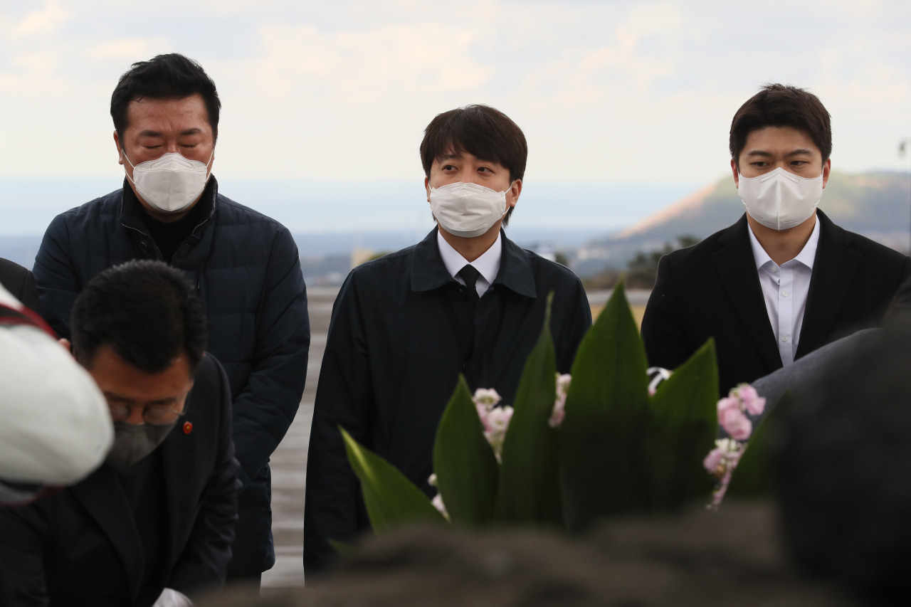 Main opposition People Power Party Chairman Lee Jun-seok (center) in Jeju Island on Thursday. (Yonhap)