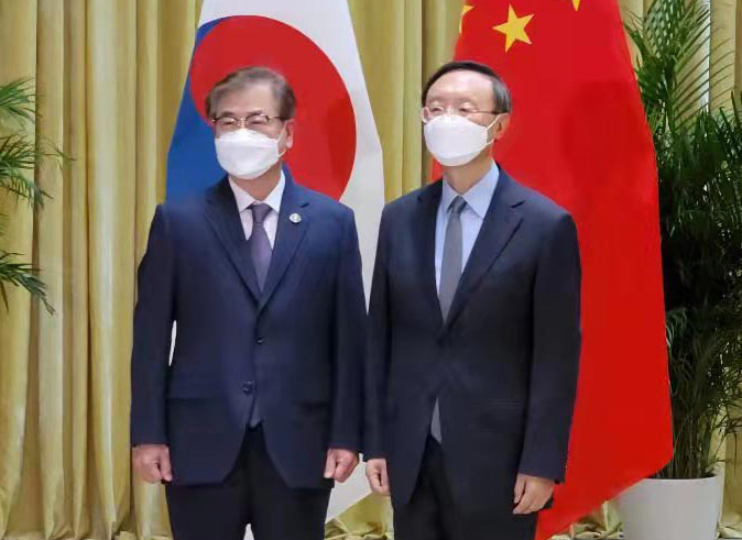 South Korea’s national security adviser Suh Hoon (left) met with top Chinese Communist Party diplomat Yang Jiechi in Tianjin, China on Thursday. (Yonhap)