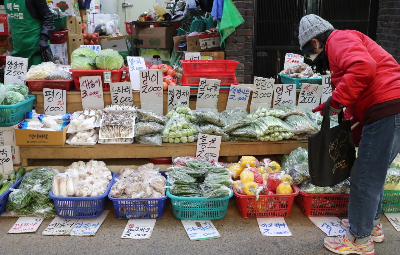 A woman shops for groceries at a traditional market in Seoul on Thursday. (Yonhap)