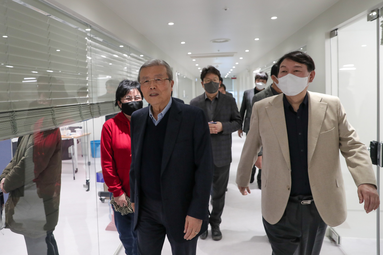 This photo provided by People Power Party (PPP) shows Kim Chong-in (L), a veteran politican who accepted to lead the PPP's presidential election campaign committee, and Yoon Seok-youl, the presidential candidate of the PPP, heading to a meeting room at the party's headquaters in Seoul on Sunday. (PPP)