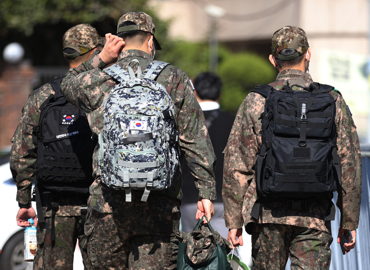 Soldiers on leave. (Yonhap)