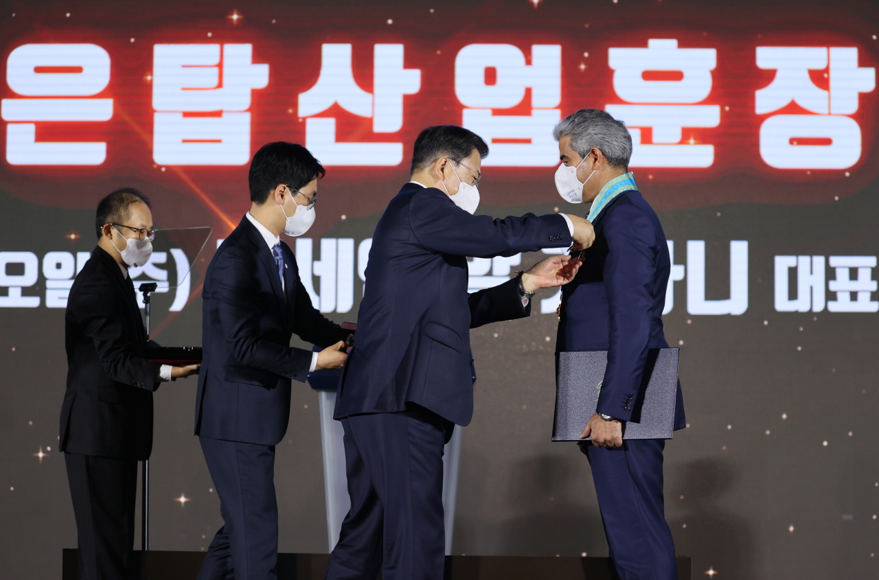 S-Oil CEO Hussain al-Qahtani is being awarded Silver Tower Order of Industrial Service Merit during a ceremony to celebrate the 58th Trade Day held at COEX in Seoul Monday. (Yonhap)