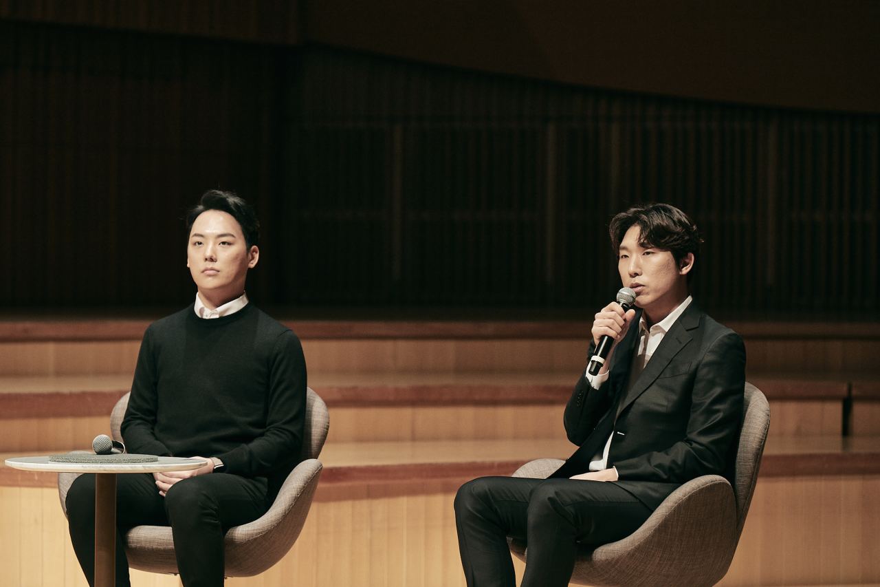 Cellist Mun Tae-guk (right) and Shin Chang-yong attend a press conference at Lotte Concert Hall, Monday. (Lotte Concert Hall)