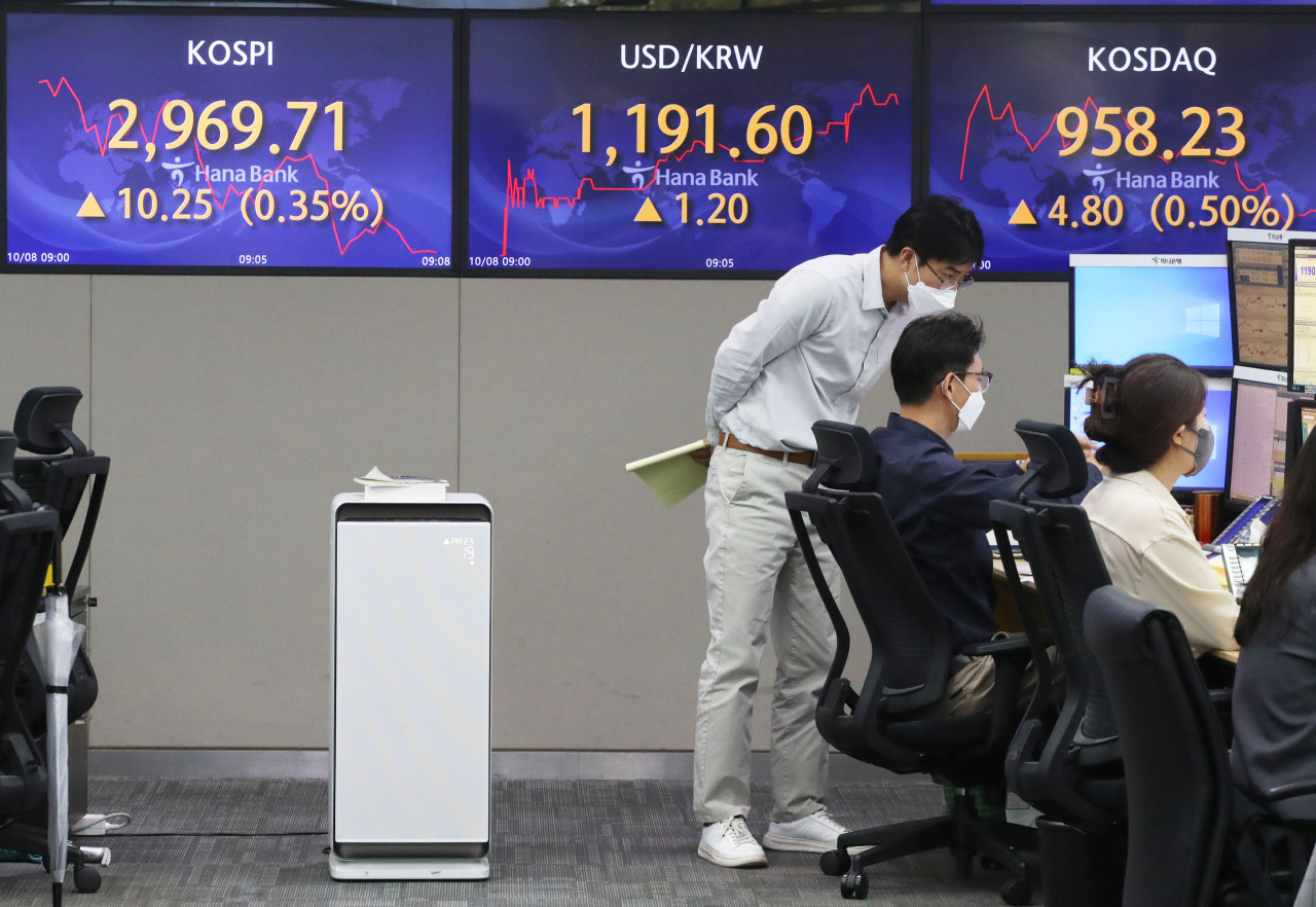 The benchmark Korea Composite Stock Price Index (Kospi) figures are displayed at a dealing room of a local bank in Seoul, Tuesday. (Yonhap)