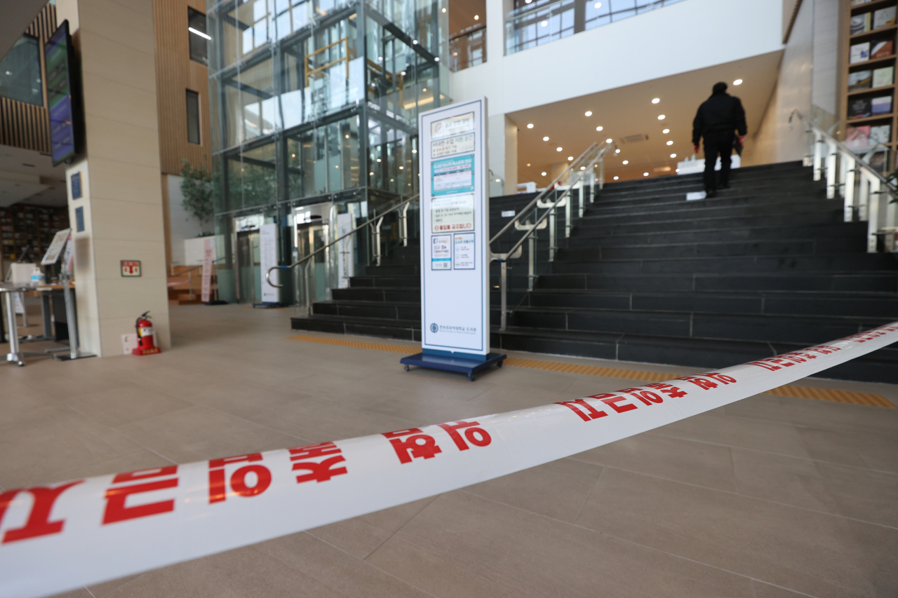 A student enters the library of Hankuk University of Foreign Studies in Seoul on Tuesday, after the university restricted its operations after one of its foreign students was confirmed to be infected with the omicron COVID-19 variant. (Yonhap)