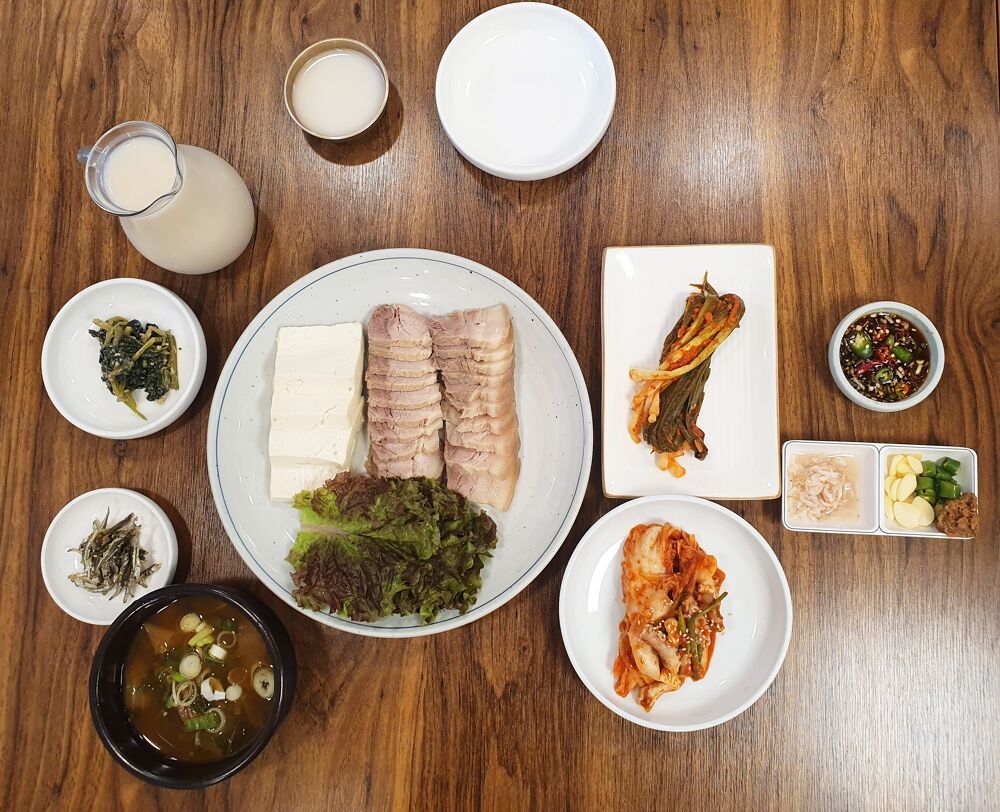 A typical menu served at Hwanggeum Kongbat (Hwanggeum Kongbat)