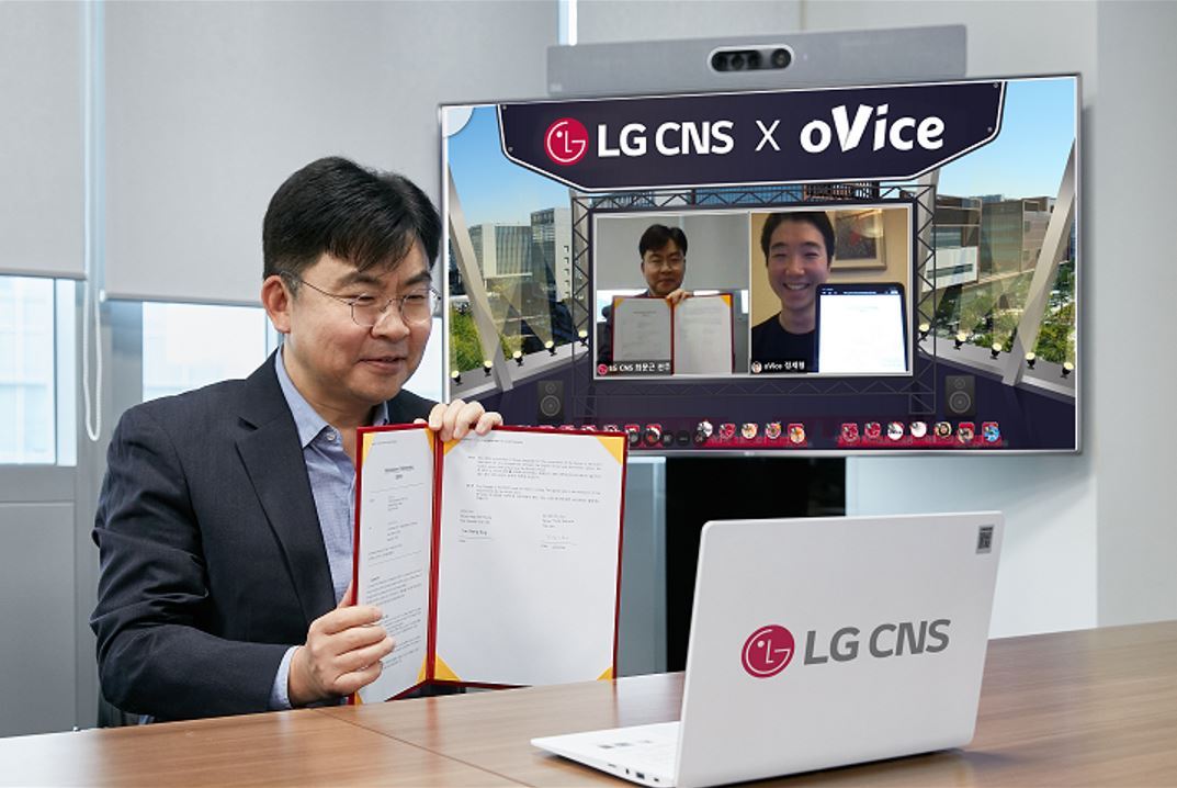 In a photo unveiled Tuesday, LG CNS Senior Vice President Choi Moon-keun (left) is seen posing for a photo with oVice Founder and Chief Executive Officer Jung Sae-hyung during a virtual ceremony to celebrate a partnership in November. (LG CNS)