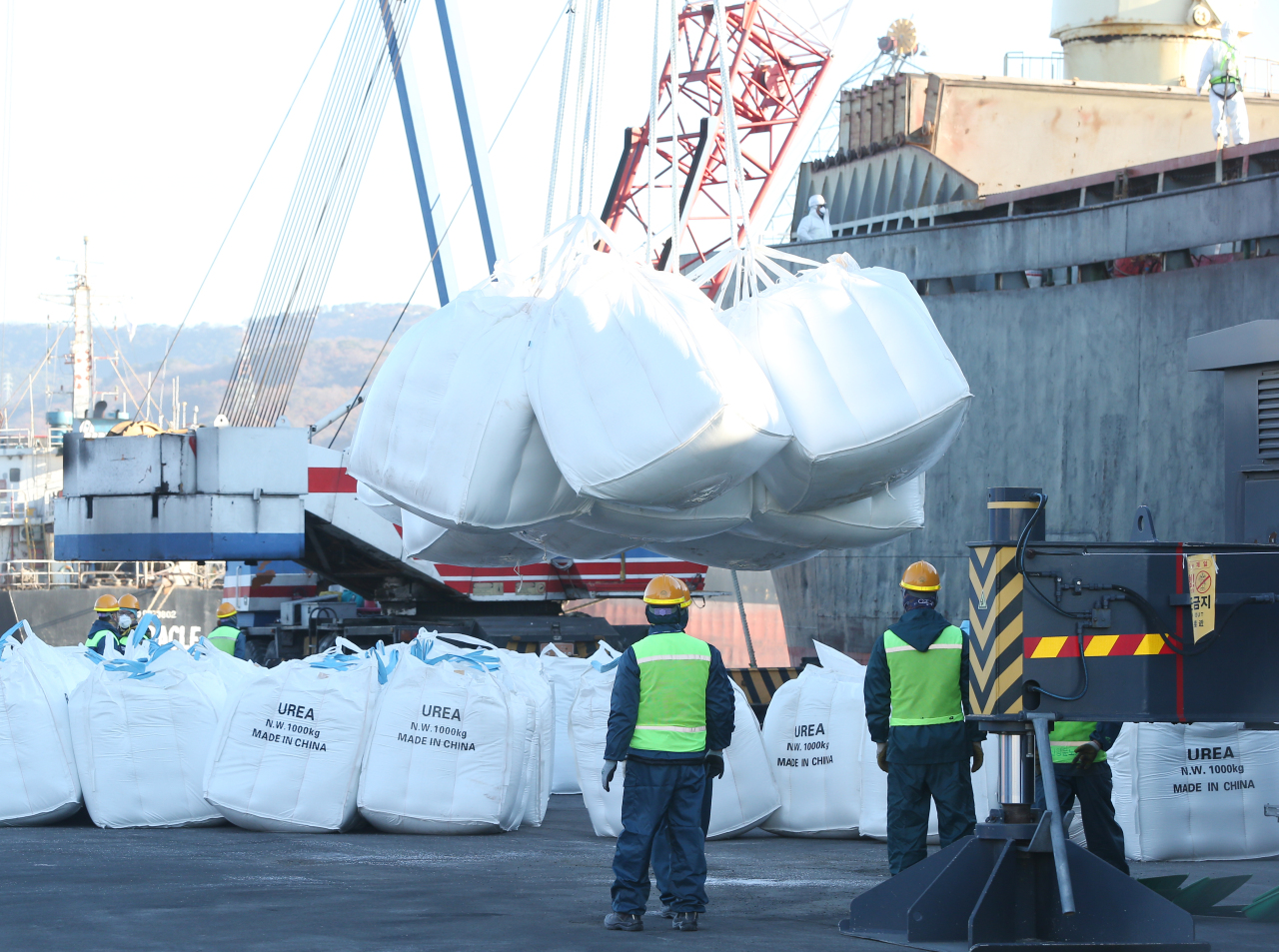 A Chinese freighter unloads 3,000 tons of urea solution for cars at a quay in Ulsan, 410 kilometers southeast of Seoul, last Thursday, in the wake of China's sudden export curbs on the material that caused chaos in the country's transportation and logistics sector. (Yonhap)