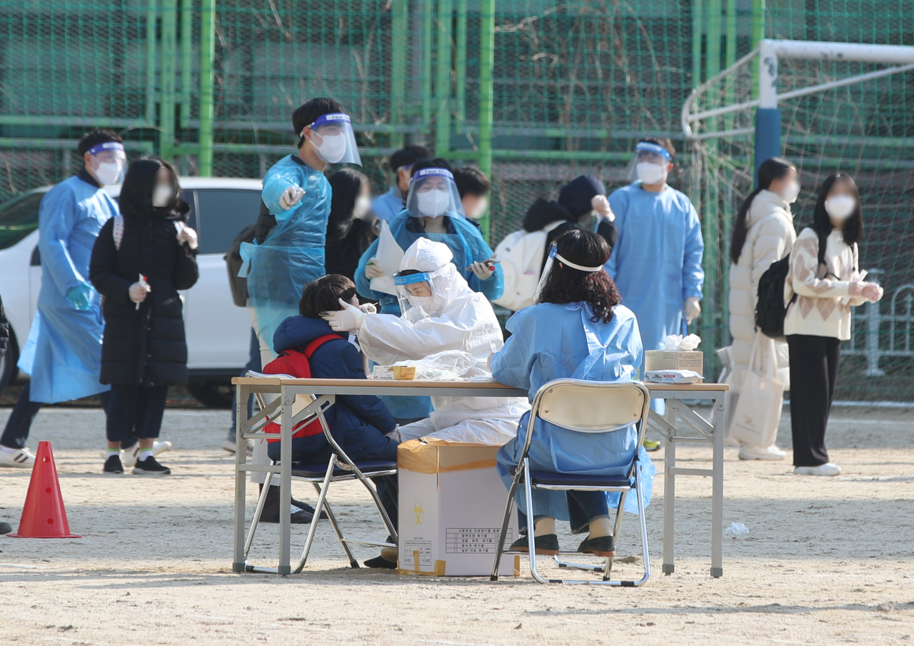 Students get tested for COVID-19 at an elementary school in Gwangju, Tuesday, after some students at the school were confirmed of COVID-19 infection. (Yonhap)