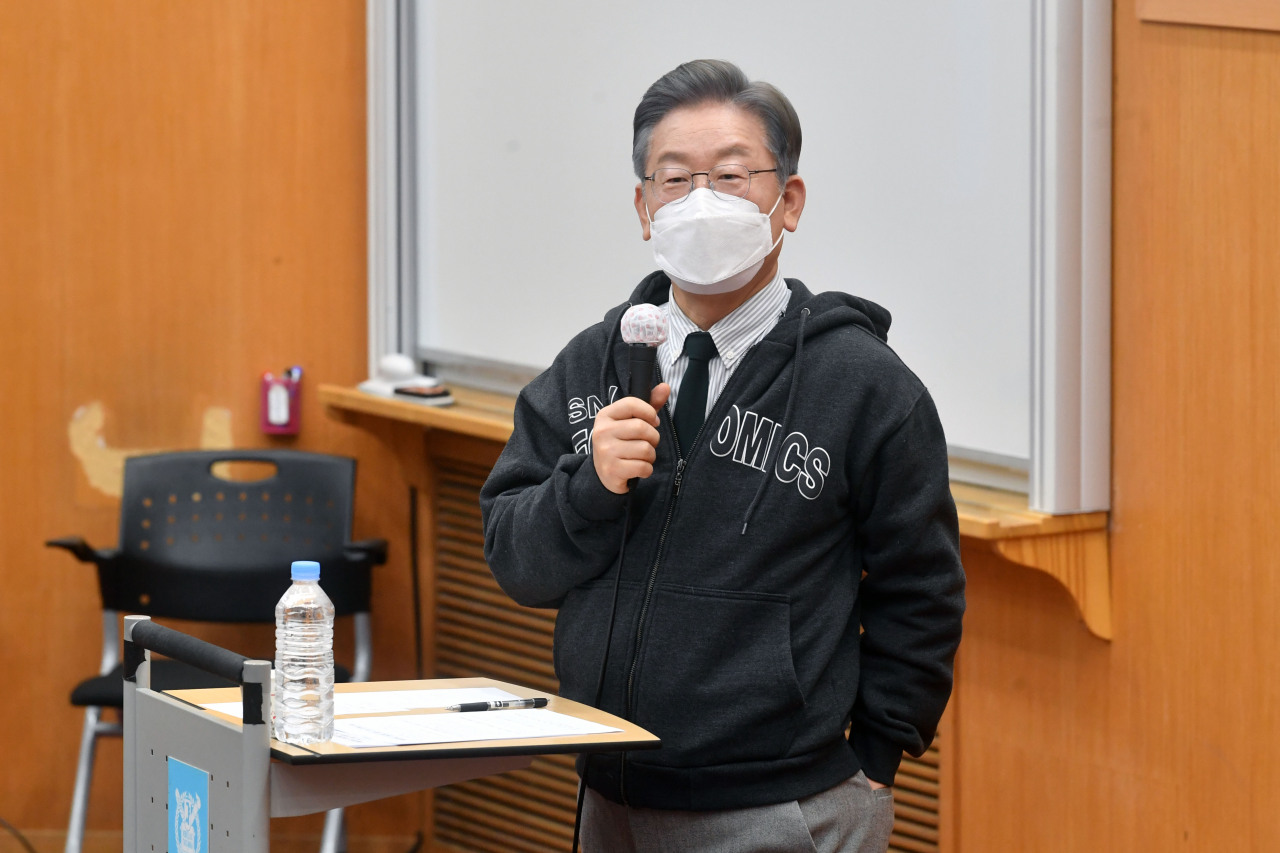 Lee Jae-myung, the presidential candidate of the ruling Democratic Party (DP), speaks at a lecturing event at the Seoul National University in Seoul on Tuesday.(Yonhap)