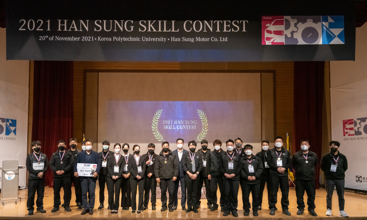 Winners of the 2021 Han Sung Skill Contest pose for a group photo at the Korea Polytechnic University on Nov. 20. (Han Sung Motor)