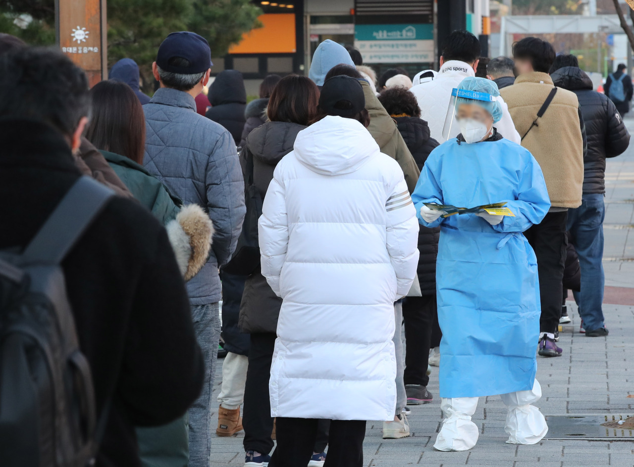 People line up in front of a COVID-19 testing center in southern Seoul on Wednesday. (Yonhap)