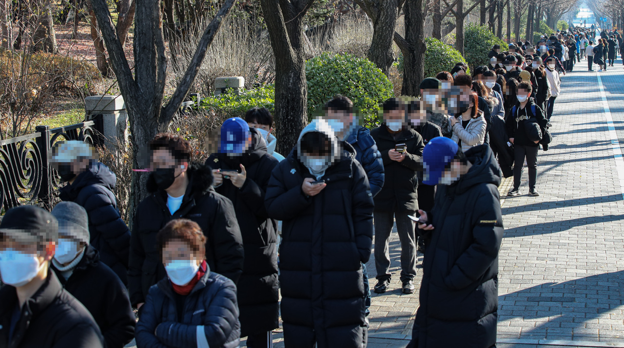 People wait in line to be tested of COVID-19 at Olympic Park in Jamsil, eastern Seoul, Wednesday. (Yonhap)