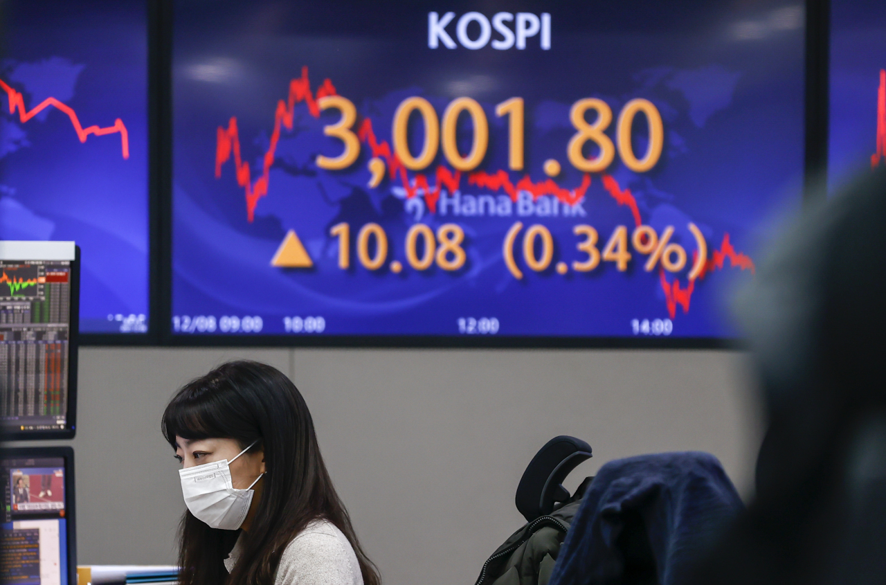 An electronic board showing the Korea Composite Stock Price Index (KOSPI) at a dealing room of the Hana Bank headquarters in Seoul on Wednesday. (Yonhap)