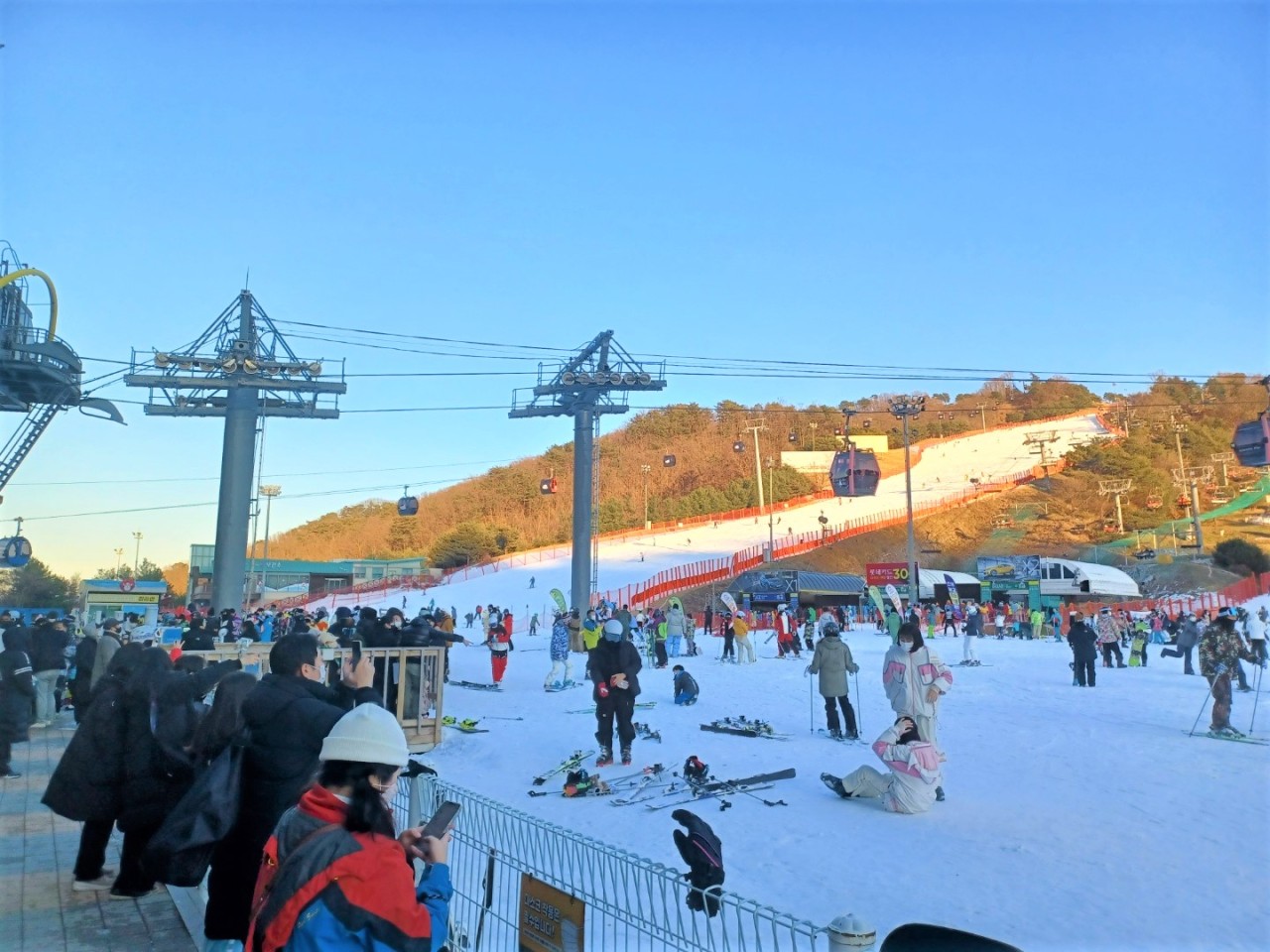 People take photographs and enjoy winter activities at Vivaldi Park in Hongcheon, Gangwon Province, Dec. 4. (Lee Si-jin/The Korea Herald)
