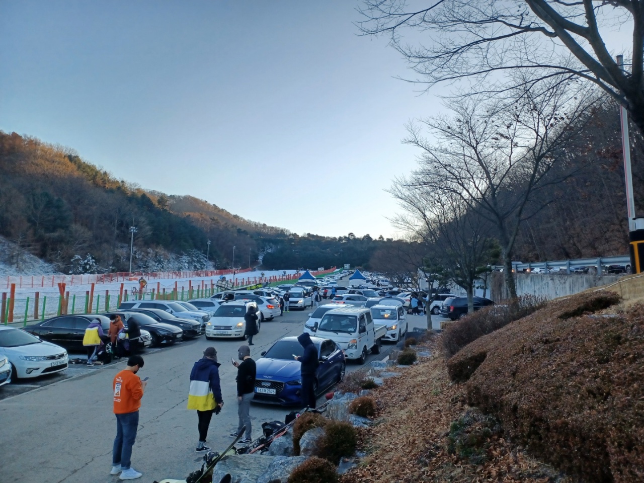Visitors get ready to ski and snowboard after renting equipment at Vivaldi Park in Hongcheon, Gangwon Province, Dec. 4. (Lee Si-jin/The Korea Herald)