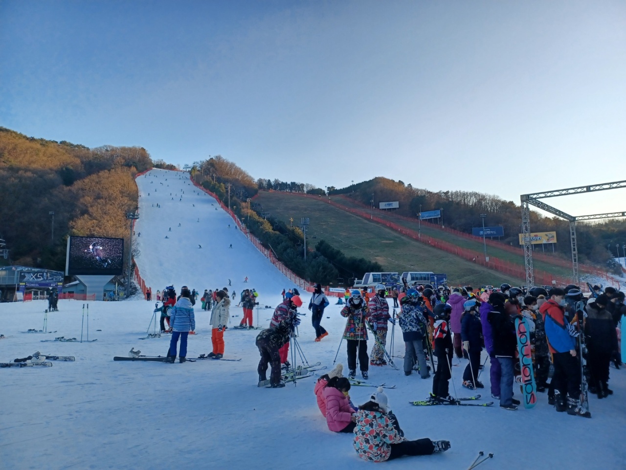 People enjoy winter activities at Vivaldi Park in Hongcheon, Gangwon Province, Dec. 4. On the right side of the photograph, some of the park’s slopes can be seen closed. (Lee Si-jin/The Korea Herald)