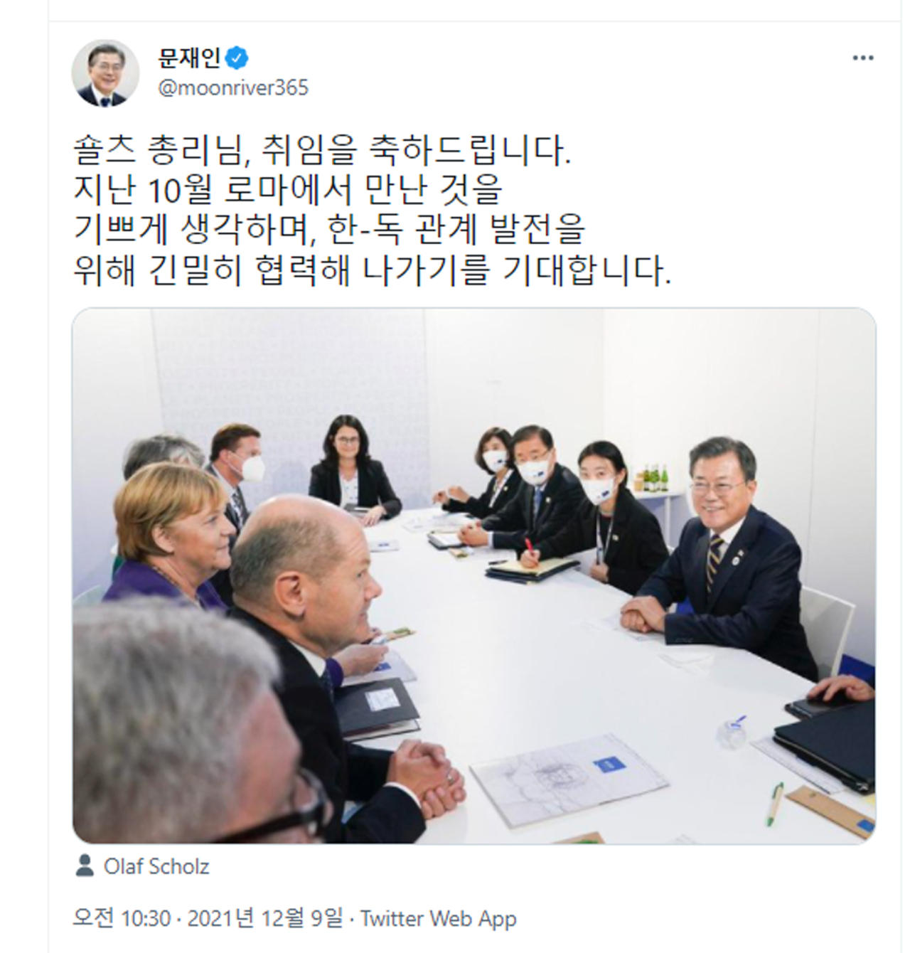 This photo, provided by the presidential office in Seoul on Thursday, shows a Twitter post by South Korean President Moon Jae-in (R) congratulating Olaf Scholz (2nd from L) on his inauguration as new German chancellor and a photo of their meeting in Rome in October. (presidential office)