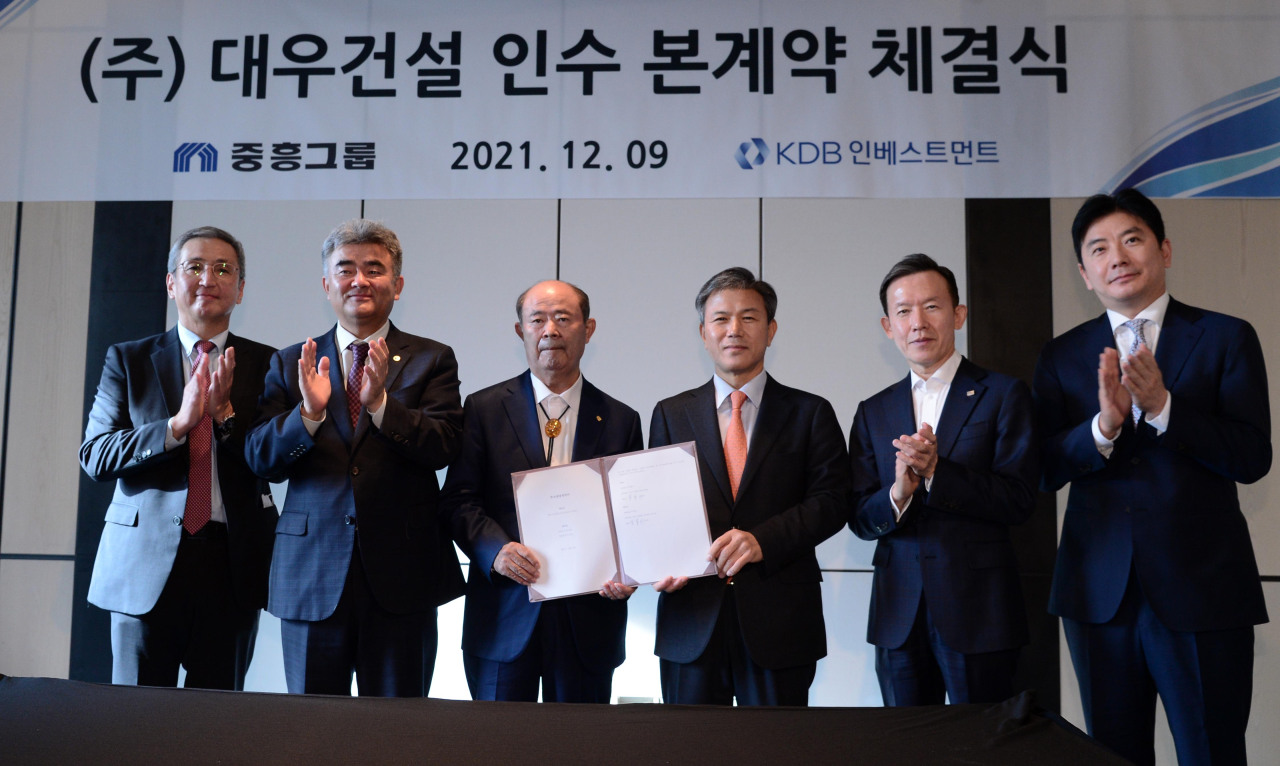 KDB Investment Vice President Lim Byung-chul, Jungheung Group Vice Chairman Jung Won-ju, Jungheung Group Chairman Jung Chang-sun, KDB Investment Chief Executive Officer Lee Dae-hyun, Mirae Asset Securities Chairman Choi Hyun-man and Bank of America Merrill Lynch Korea Country Manager Shin Jin-wook pose for a photo to celebrate the signing ceremony regarding Jungheung Group's acquisition of Daewoo Engineering & Construction held at Four Seasons Hotel Seoul Thursday. (Jungheung Group)
