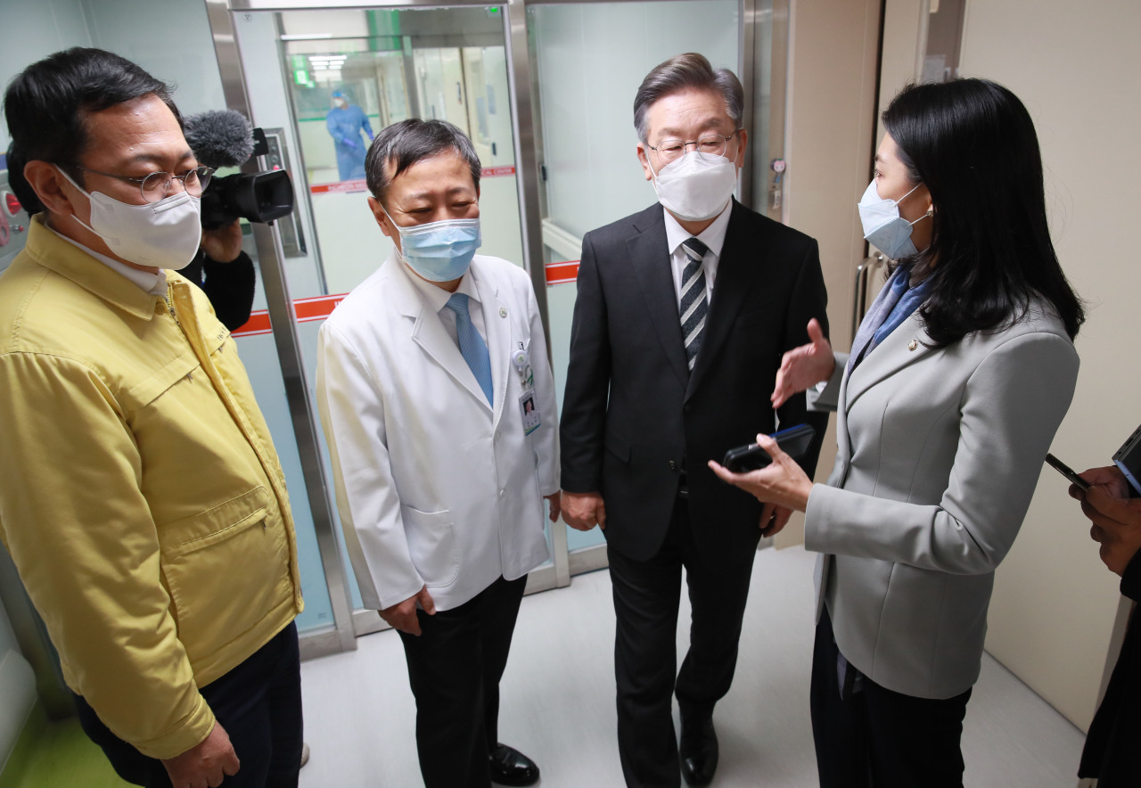 Lee Jae-myung (second from right), the presidential nominee of the ruling Democratic Party of Korea, speaks wth doctor-turned-lawmaker Rep. Shin Hyun-young (far right) at Incheon Medical Center in Incheon on Monday. (Yonhap)