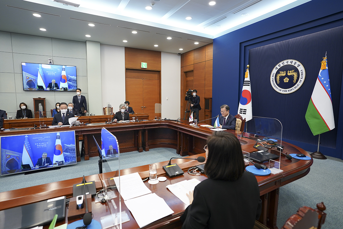 President Moon Jae-in holds a virtual summit with Uzbekistan President Shavkat Mirziyoyev on Jan. 18. (Cheong Wa Dae)