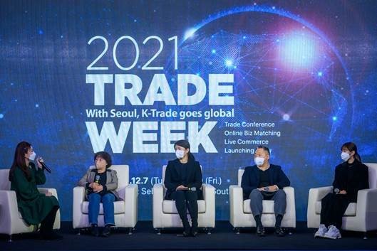 L’Oreal’s Chief Digital Officer Lee Seon-young, Lee Young-ah, the head of global business at Olive Young and CFO Kwon Ki-baik, of DMIL answers questions during a round-table discussion at the Trade Week 2021 event held at the FIC Convention Hall on Sebitseom in southern Seoul, Thursday. (Trade Week 2021 Organizing Committee)