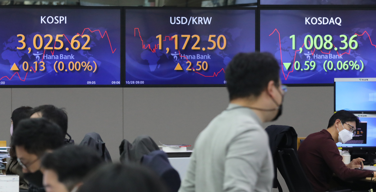 The benchmark Korea Composite Stock Price Index (Kospi) figures are displayed at a dealing room of a local bank in Seoul, Friday. (Yonhap)