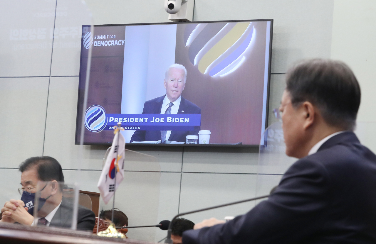 President Moon Jae-in (R) and Foreign Minister Chung Eui-yong (L) attend the virtual Summit for Democracy hosted by U.S. President Joe Biden from the presidential office in Seoul on Dec. 9. (Yonhap)