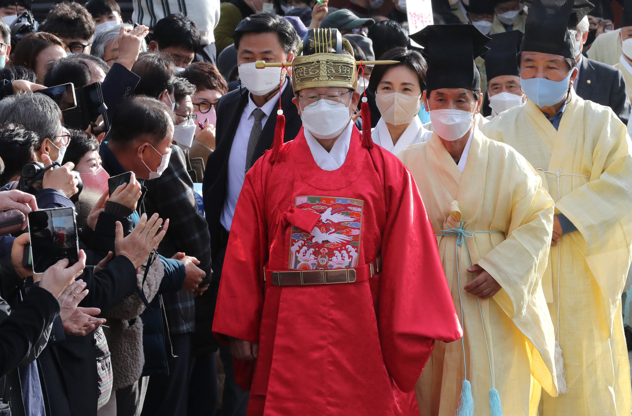 Lee Jae-myung (front), the presidential nominee of the ruling Democratic Party, participates in a ritual at the Pyoam Shrine in Gyeongju, 371 kilometers southeast of Seoul, to report to his ancestors his intention to run in the March 9 presidential election. (Yonhap)