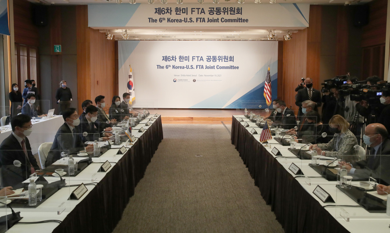 South Korean Trade Minister Yeo Han-koo (2nd from L) talks with U.S. Trade Representative Katherine Tai (3rd from R) during the joint committee meeting of the Korea-U.S. Free Trade Agreement in Seoul on Nov. 19, 2021. (Yonhap)