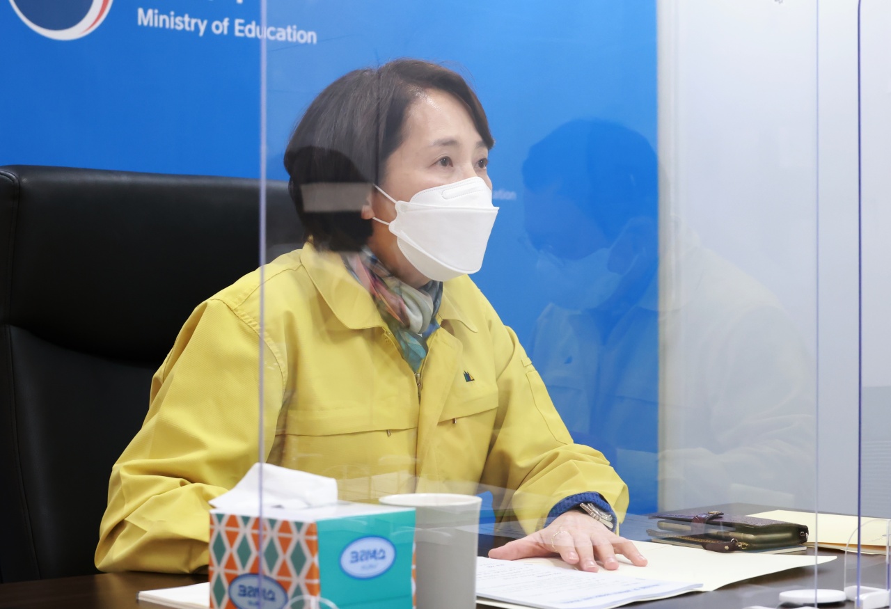 Education Minister Yoo Eun-hae holds a closed-door meeting with officials from the Education Ministry, Health Ministry and the Korea Disease Control and Prevention Agency at a government complex building in Sejong on Sunday. (Education Ministry)