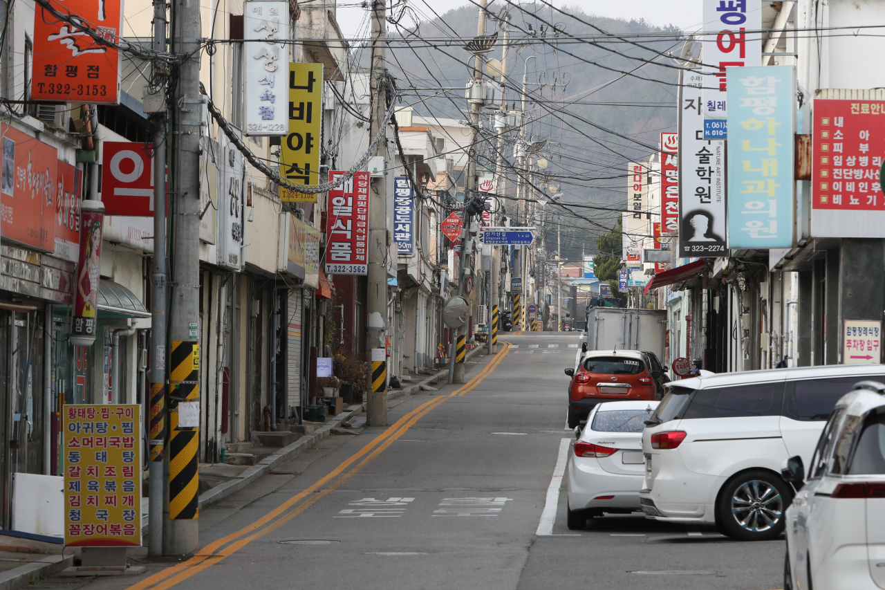 This photo taken on Sunday, shows a vacant street in Hampyeong, South Jeolla Province, amid worries over the spread of the new omicron variant. (Yonhap)