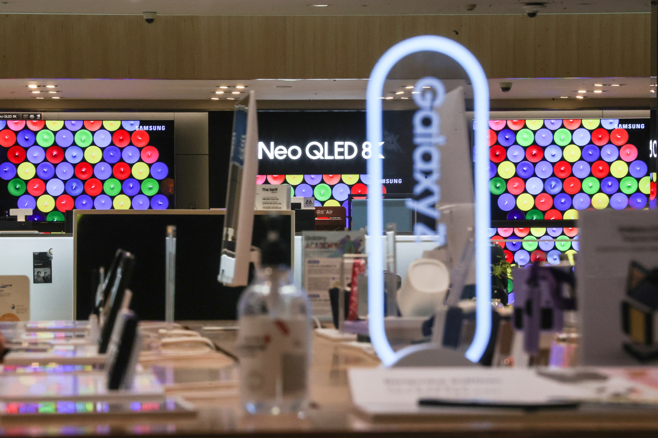 Samsung Electronics products are on display at Samsung D'light in southern Seoul last Tuesday.(Yonhap)