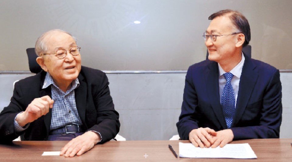 The former presidential secretary for foreign affairs and security, Kim Chong-whi(left), speaks with professor Hwang Jae-ho in Seoul. (Park Hyun-koo/The Korea Herald).