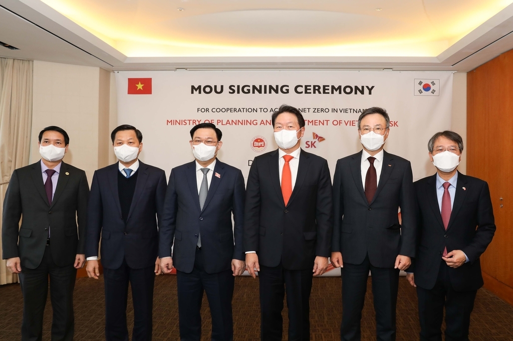 (From 2nd left) Vietnam's Deputy Prime Minister Le Minh Khai and Parliament Speaker Vuong Dinh-hue pose for photo with SK Group Chairman Chey Tae-won (4th left) and SK Inc. CEO Jang Dong-hyun (2nd right) during a ceremony at Lotte Hotel in central Seoul, on Monday, in this photo provided by SK. (SK)