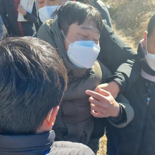 A man is taken away by police after throwing eggs at Democratic Party presidential candidate Lee Jae-myung in the central town of Seongju on Monday. (Yonhap)