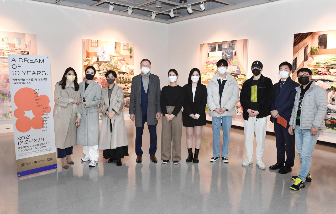 Han Sung Motor CEO Ulf Ausprung (fourth from left) poses with Hansung Motor employee ambassadors, mentors and mentees of its art scholarship program Dream Gream at the ‘A dream of 10 years’ exhibition at Seoul Arts Center on Friday. (Han Sung Motor)