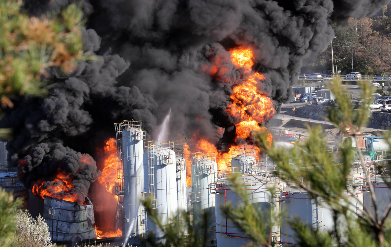 A chemical factory in Yeosu, 450 kilometers south of Seoul burns following an explosion at the plant inside the Yeosu Industrial Complex on Monday. (Yonhap)
