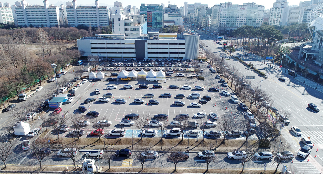 Cars line up at a drive-thru COVID-19 testing clinic in Ilsan, Gyeonggi Province, north of Seoul, on Monday. (Yonhap)