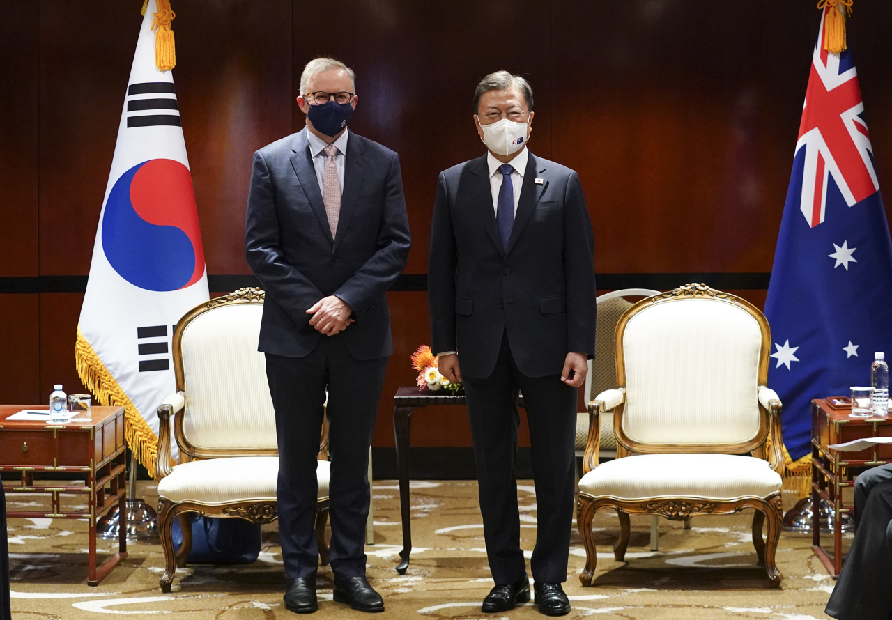 South Korean President Moon Jae-in (R) poses with Anthony Albanese, head of the opposition Australian Labor Party (ALP), during their meeting at a Sydney hotel on Tuesday, the third day of Moon's four-day state visit to Australia. (Yonhap)