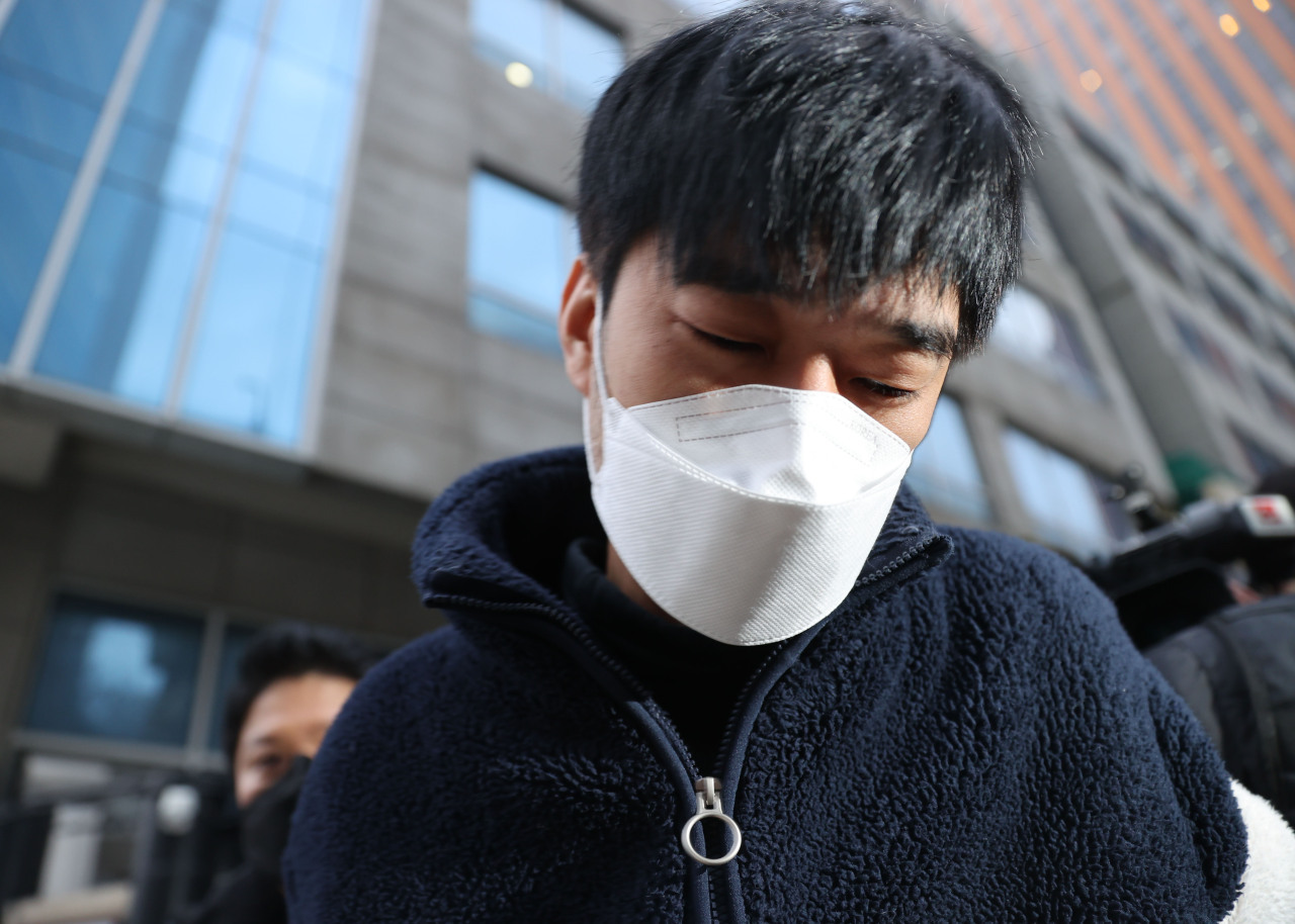 Kim Byung-chan leaves Seoul Namdaemun Police Station to be transported to the Seoul Central District Prosecutors Office on Nov. 29. (Yonhap)