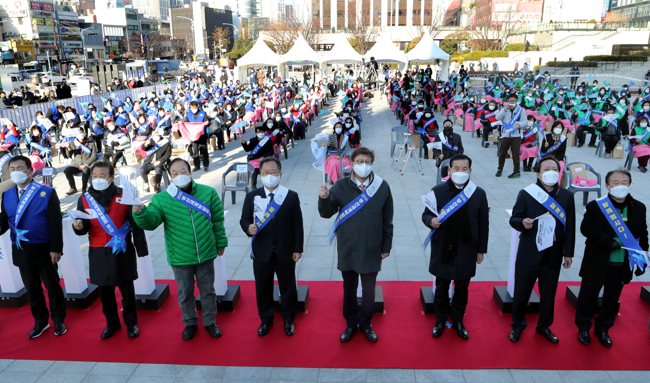 A rally is held in Busan to raise awareness of the Expo 2030 world fair on Tuesday. (Yonhap)