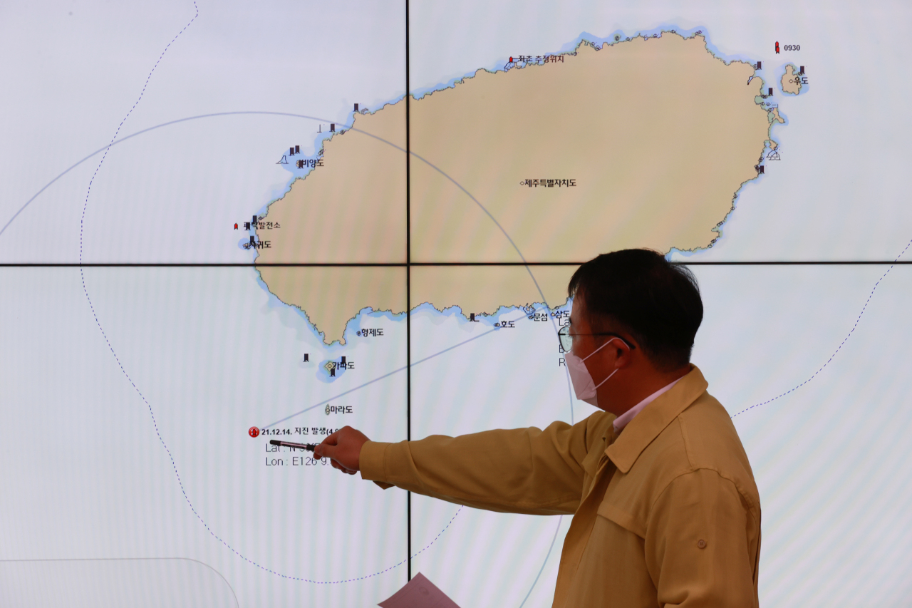 An official points to the epicenter of a 4.9 magnitude earthquake off the southern island of Jeju at the situation room of the Ministry of Oceans and Fisheries in the central city of Sejong on Tuesday. (Yonhap)